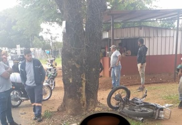 Grave accidente: motociclista choca contra árbol