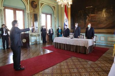 Oscar Llamosas juró como nuevo ministro de Hacienda – Prensa 5
