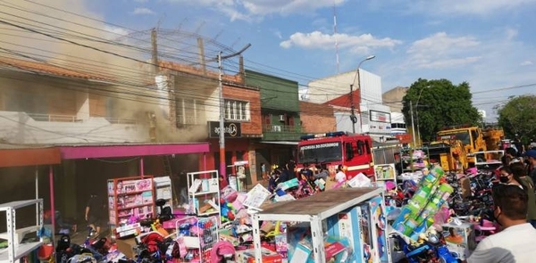 HOY / Incendio afecta a una juguetería ubicada en inmediaciones del Mercado 4