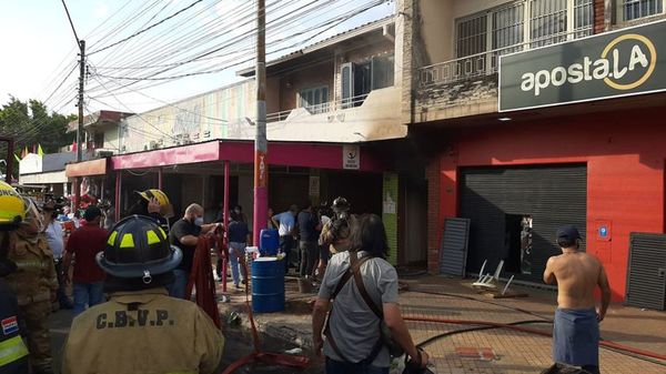 Principio de incendio en locales del Mercado 4 de Asunción - Nacionales - ABC Color