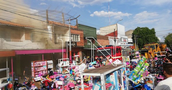 La Nación / Incendio en cercanías del Mercado N° 4