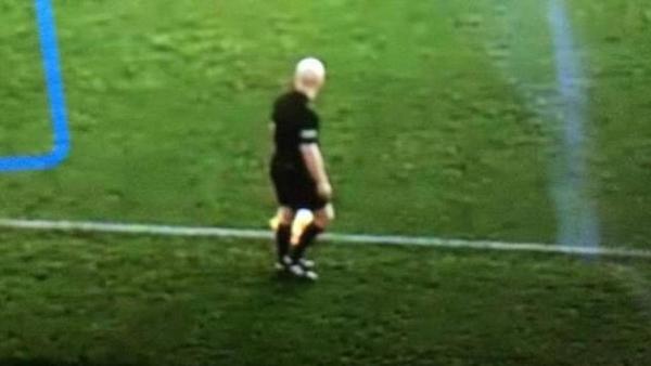 Inteligencia artificial: una cámara confundió la cabeza calva del juez de línea con la pelota durante gran parte del partido en Escocia