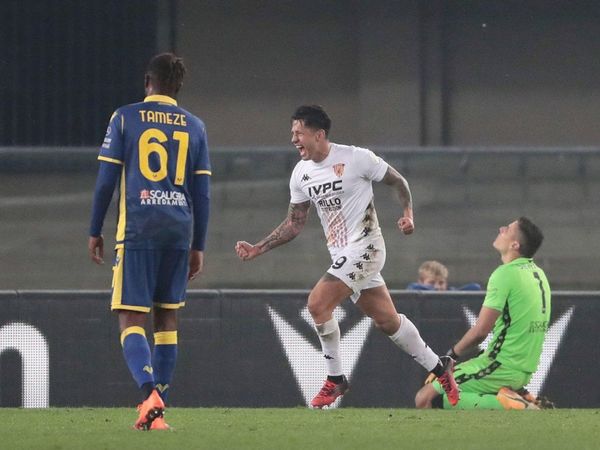 Lapadula celebra la llamada de Perú con un golazo