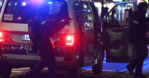 La Nación / Dos muertos en tiroteo en centro de Viena, probable “ataque terrorista”, según ministro