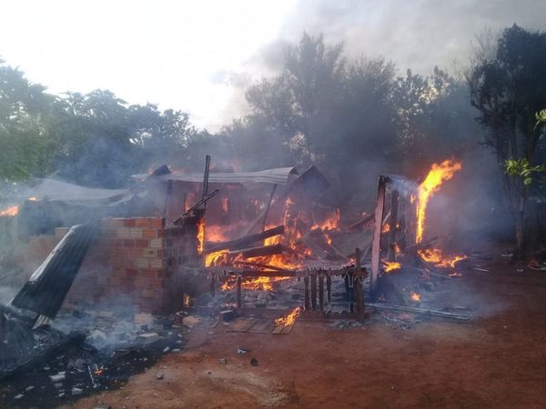 Una casa se incendió por completo en la colonia Nueva Fortuna