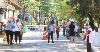 La Nación / Miles de personas visitaron a sus difuntos
