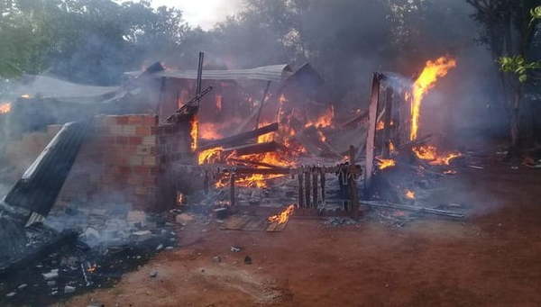 Bebé de dos años prende fósforo y provoca incendio que consumió toda la casa - Noticiero Paraguay