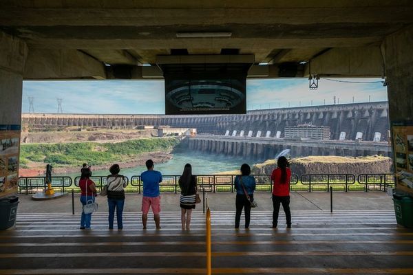 Turismo vuelve a BRILLAR en Foz y el COMERCIO de CDE sigue en la OSCURIDAD