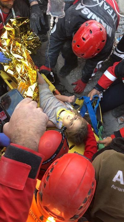 Una niña de cuatro años rescatada con vida 91 horas después del sismo en Turquía  - Mundo - ABC Color