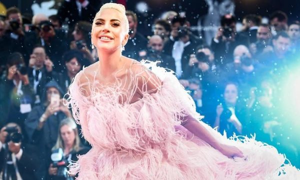 Lady Gaga recreó sus atuendos más icónicos a favor del voto