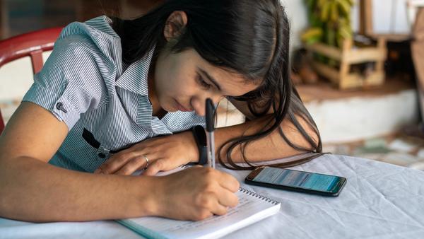 Inversiones que permiten a niñas completar educación secundaria podrían significar un impulso del 10% al PIB