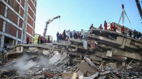 Turquía confirma 100 muertos por terremoto