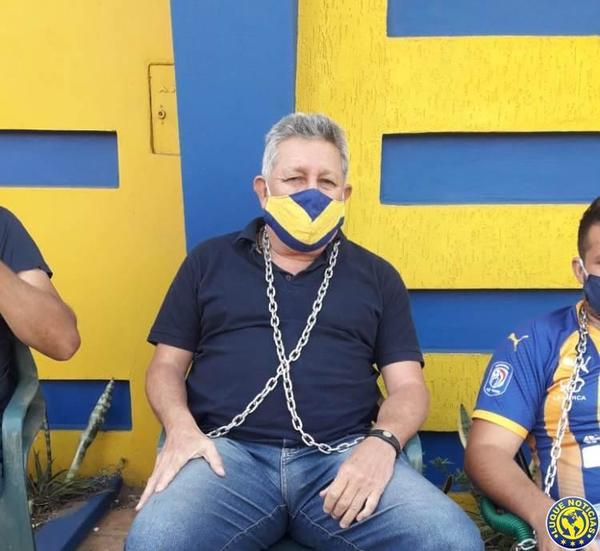 Romerito se encadena frente a Luqueño •