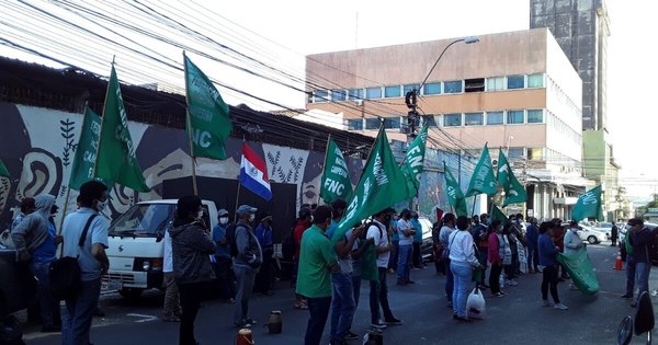 La Nación / Campesinos exigen frente al MAG provisión de insumos ante crisis en el campo