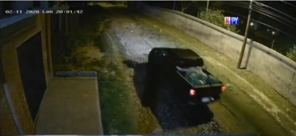 Inconsciente fue captado tirando bolsas de basura en la calle | Noticias Paraguay