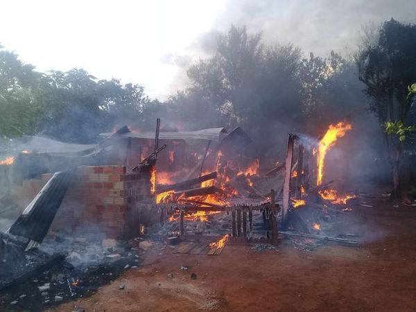 Alto Paraná: Niño de dos años manipulaba un fósforo, provocando un incendio que consumió toda la casa
