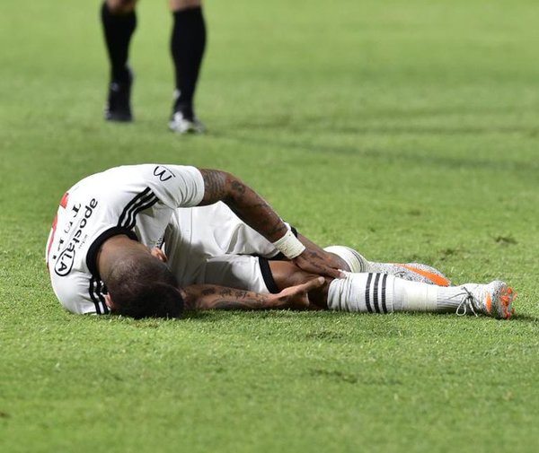 Derlis González se reventó la rodilla y queda seis meses fuera de las canchas