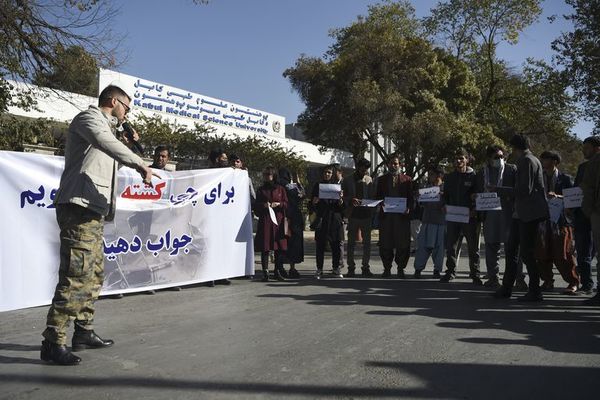 Universitarios de Kabul no bajan los brazos tras el atentado - Mundo - ABC Color