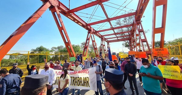 La Nación / Comerciantes de Falcón y Nanawa cierran puente pidiendo reactivación