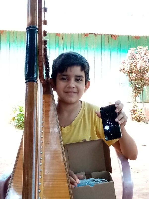 Niños, niñas y jóvenes reciben equipos para educación virtual y clases de música