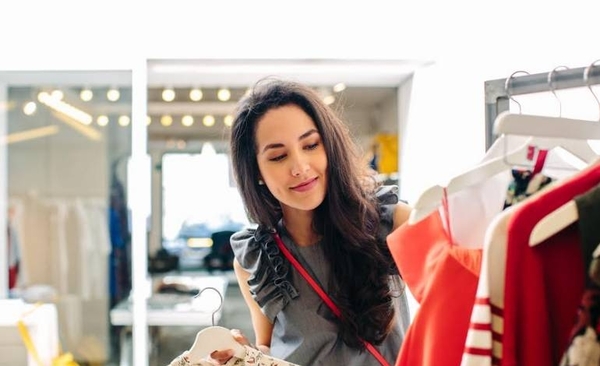 HOY / Ocho de cada diez latinoamericanos son más propensos a comprar en su comunidad local que hace un año