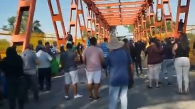 Trabajadores de Falcón y Nanawa cierran puente San Ignacio de Loyola - ADN Paraguayo