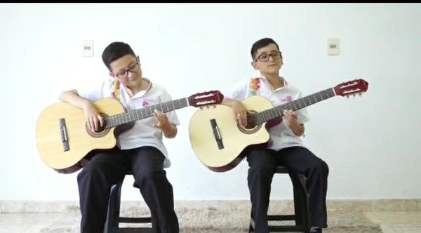 Crónica / (VIDEO) EL DÚO DINÁMICO: Primos "tocan" las cuerdas y las guitarras "bailan"