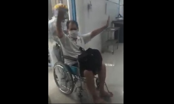 Recuperado del covid saludado con aplausos al salir de la UTI