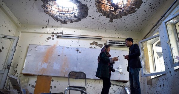 La Nación / Universitarios de Kabul no bajan los brazos tras atentado