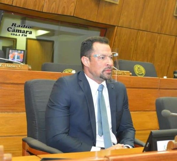Ulises Quintana ocupa nuevamente su banca