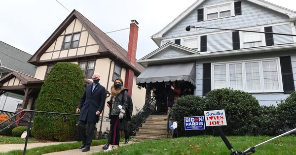 La Nación / “Con la gracia de Dios”: Biden firma la pared de su primer hogar