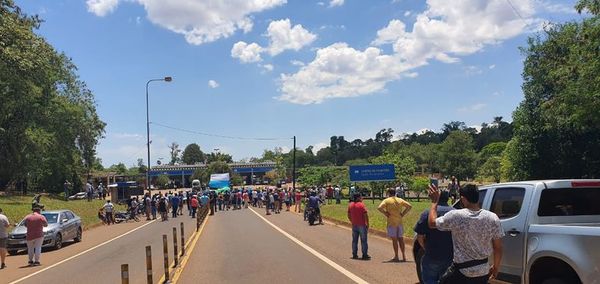 Marcha en Puerto Yguazú para pedir reapertura de frontera con Foz y Franco - ABC en el Este - ABC Color