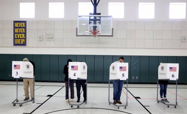HOY / Cierran los primeros colegios electorales en Estados Unidos