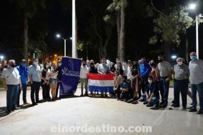 Jóvenes liberales a la carga: conversatorio con el presidente del PLRA Efraín Alegre en una plaza de Pedro Juan Caballero
