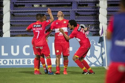Carlos Neumann pone a Sport Huancayo en los octavos