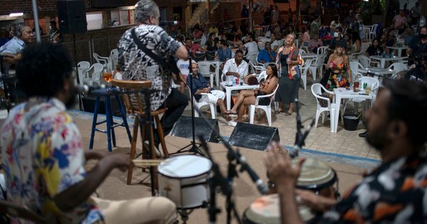 La Nación / Samba con distancia: vuelve la música a Río de Janeiro