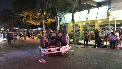 Aparatoso vuelvo deja apenas daños materiales y fuerte susto a protagonistas - Nacionales - ABC Color