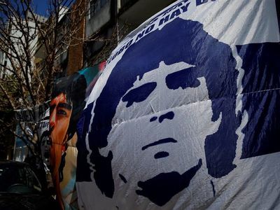 Diego Maradona "reaccionó muy bien" a extirpación del coágulo, dice médico.