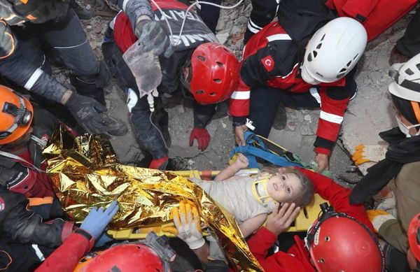 Rescatan a niñas tras días bajo los escombros - Mundo - ABC Color