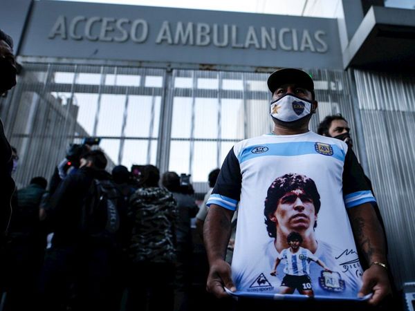 Operan con éxito a Diego Maradona del hematoma en la cabeza