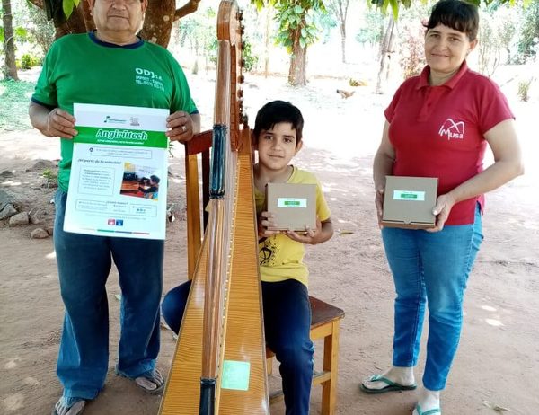 Niños, niñas y jóvenes reciben equipos para educación virtual y clases de música