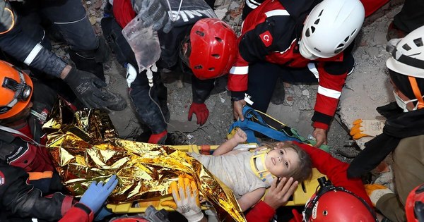 La Nación / Turquía: niña de tres años fue rescatada con vida 91 horas después del sismo