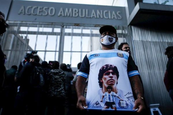 Operan con éxito a Diego Maradona del hematoma en la cabeza