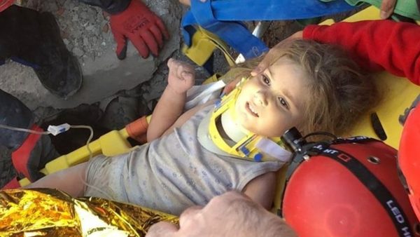Milagro: Rescatan ilesa a niña atrapada bajo escombro tras terremoto | Noticias Paraguay