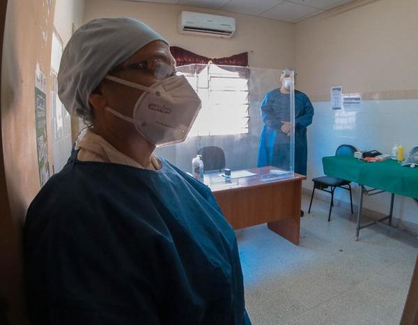 Personal sanitario recibe 100.000 trajes de protección - El Trueno