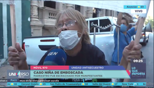 HOY / Reiner Oberüber fue escrachado por manifestantes a su llegada a la Unidad Antisecuestro del Ministerio Público