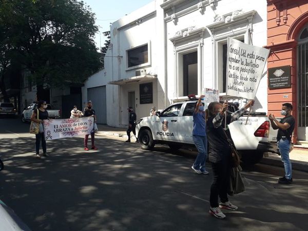 Se manifiestan contra padrastro de niña desaparecida - Nacionales - ABC Color