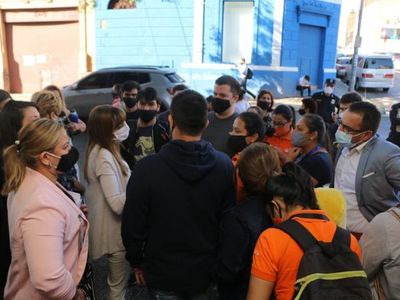 Manifestación de empleados del Citymarket ante cierre de locales