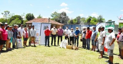 La Nación / Entregan correctivos agrícolas a productores de yerba mate de Itapúa