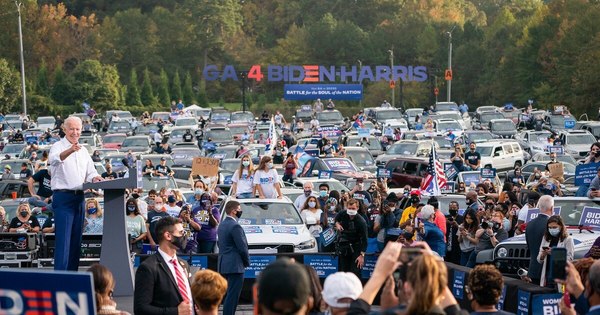La Nación / Trump denuncia fraude, Biden quiere contar “cada voto”